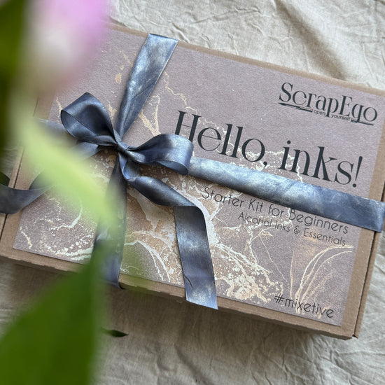 Starter kit for beginners – Alcohol Inks & Essentials.  The set includes mixative inks and a bottle of black alcohol ink.