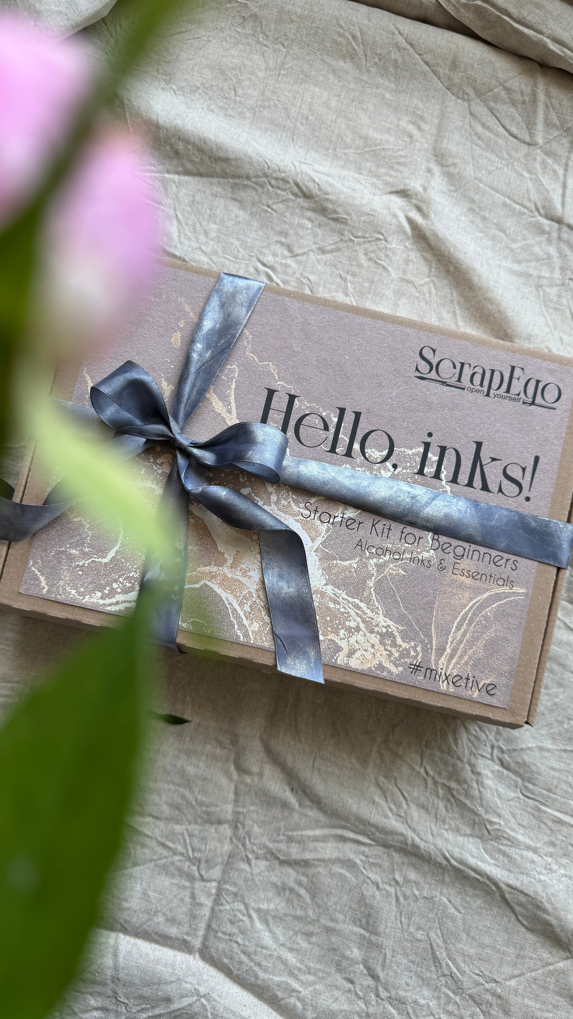 Starter kit for beginners – Alcohol Inks & Essentials.  The set includes mixative inks and a bottle of black alcohol ink.